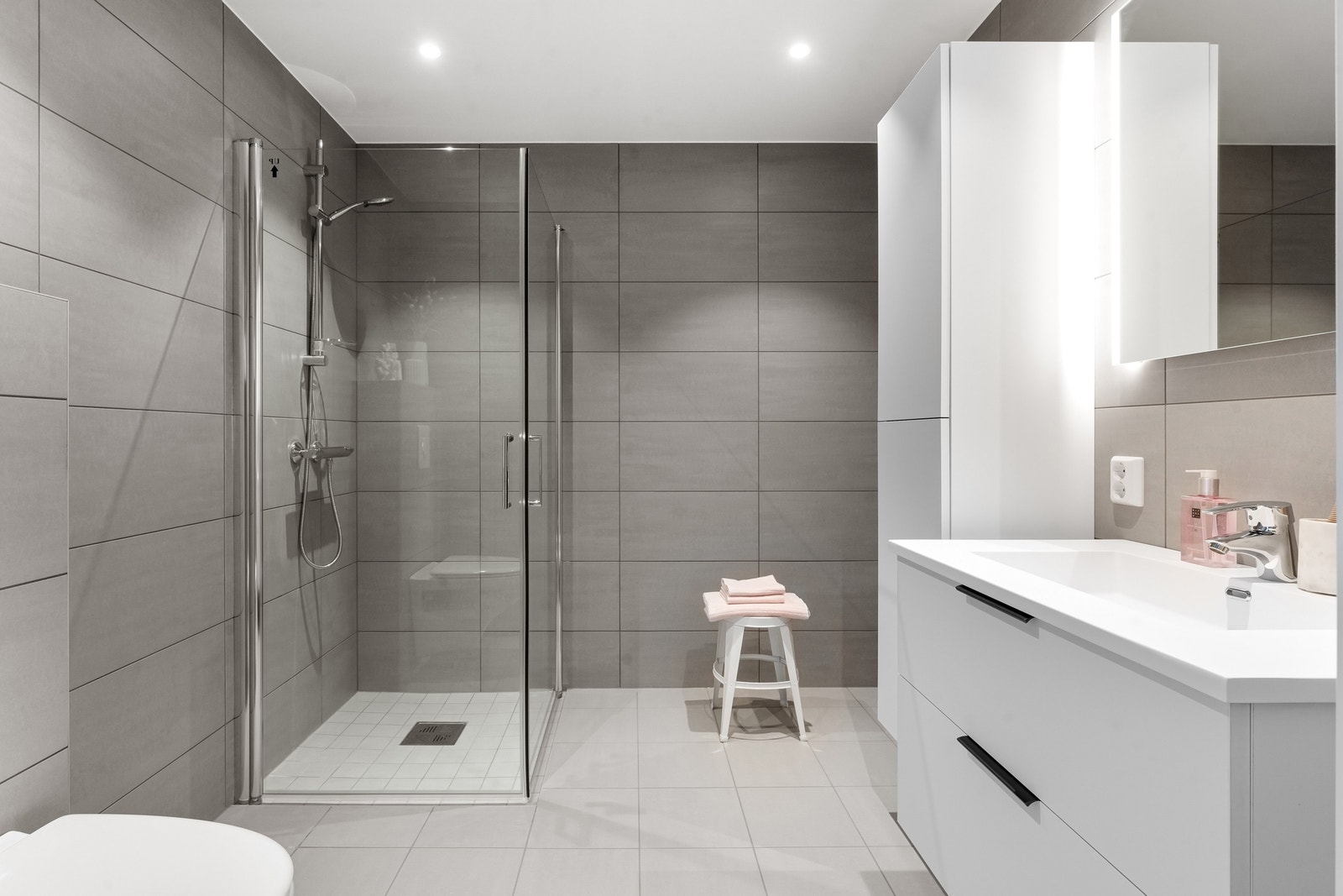 I denne boligen er det oppgradert til grå fliser. Standard fliser er grå 30x30 fliser på gulv, 10x10 i dusjsone og hvite 20x60 fliser på vegg. Galleribilde