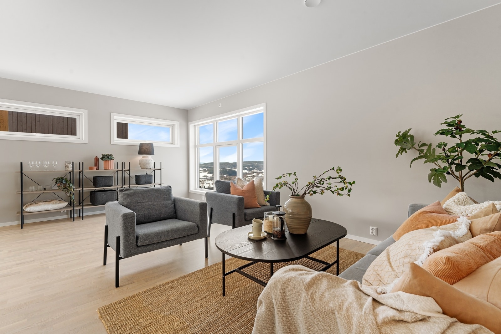 2. etg - Stue med store vindusflater hvor du kan nyte utsikten Galleribilde