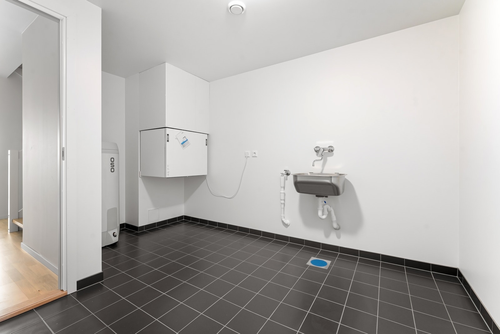 U. etg - Stort separat vaskerom med plass for oppbevaring Galleribilde