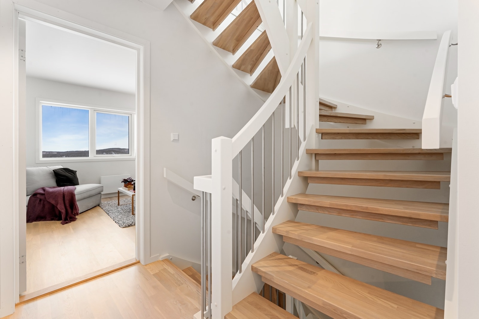 1. etg - Trapp med eik trinn og rekkverk med spiler av stål Galleribilde