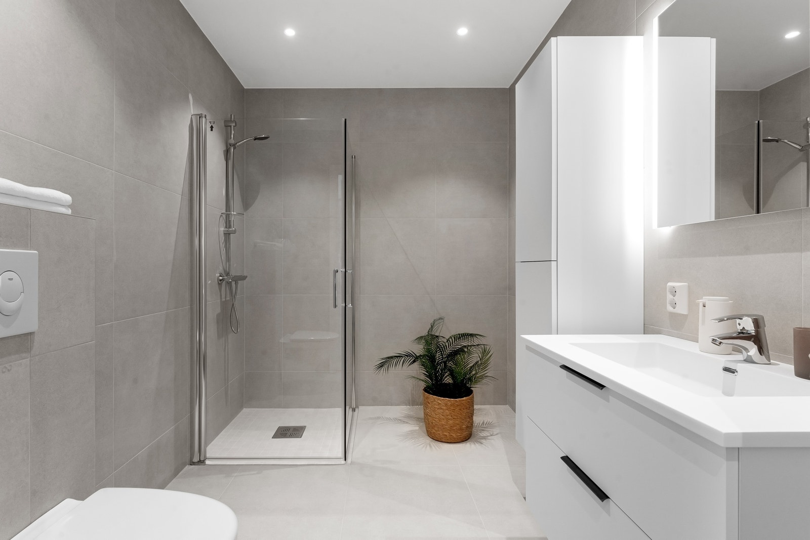 I denne boligen er det oppgradert til 60x60 fliser. Standard fliser er grå 30x30 fliser på gulv, 10x10 i dusjsone og hvite 20x60 fliser på vegg. Galleribilde