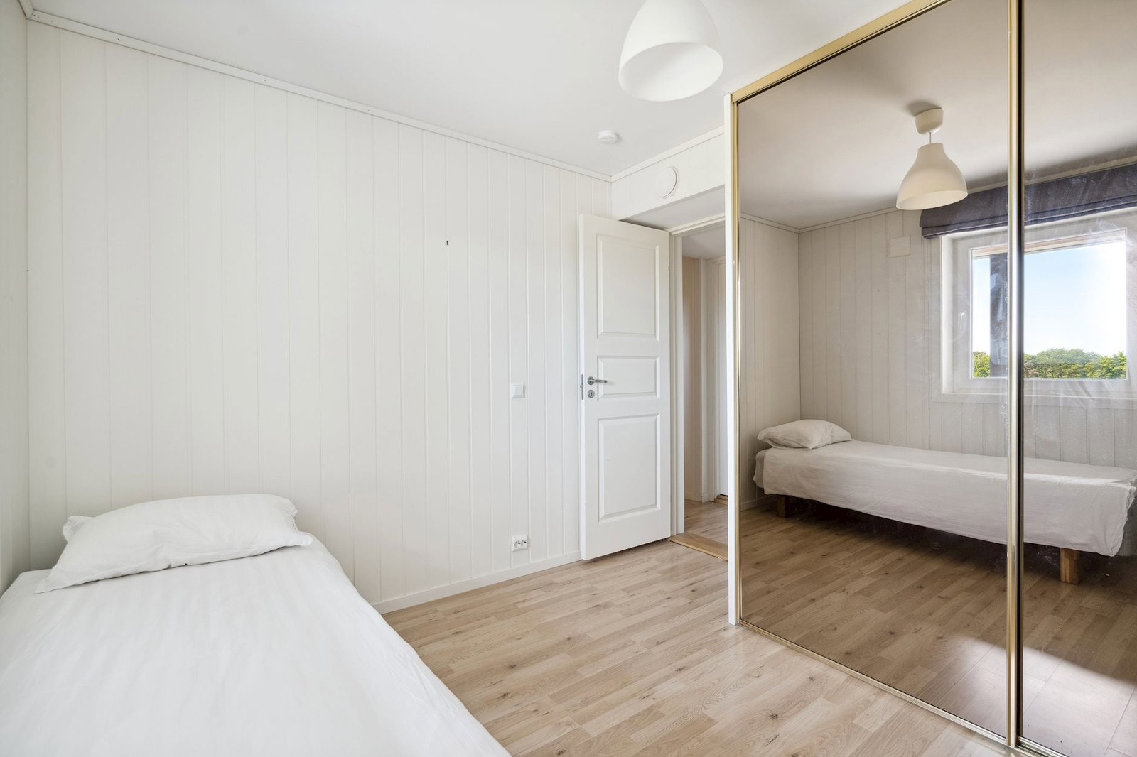 Soverom 1 med skyvedør garderobskap Galleribilde