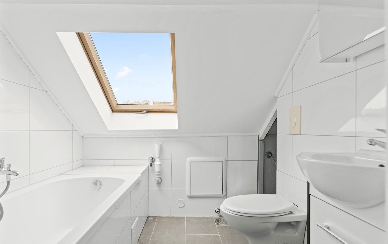 Lyst og trivelig flislagt bad med dusj og badekar. Det er folie over vindu nå for å fjerne innsyn Galleribilde