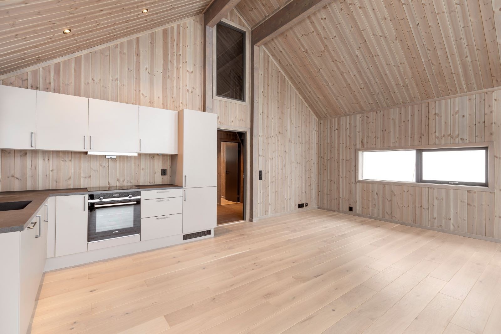 I stuen er det høyt under taket. Hems over gang og soverom. Galleribilde