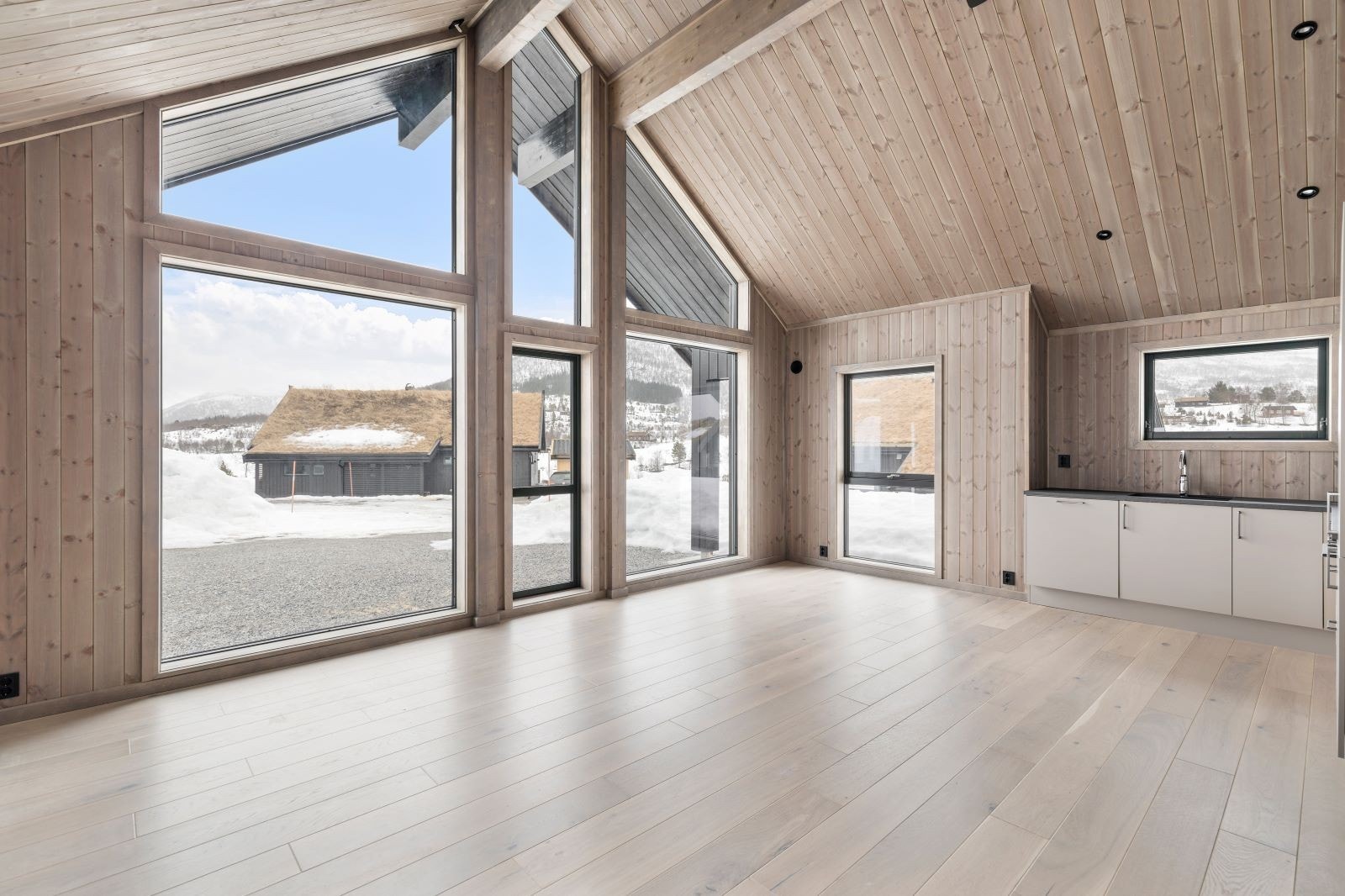 Stue/kjøkken med store vindu som gir godt med lys og utsikt. Galleribilde