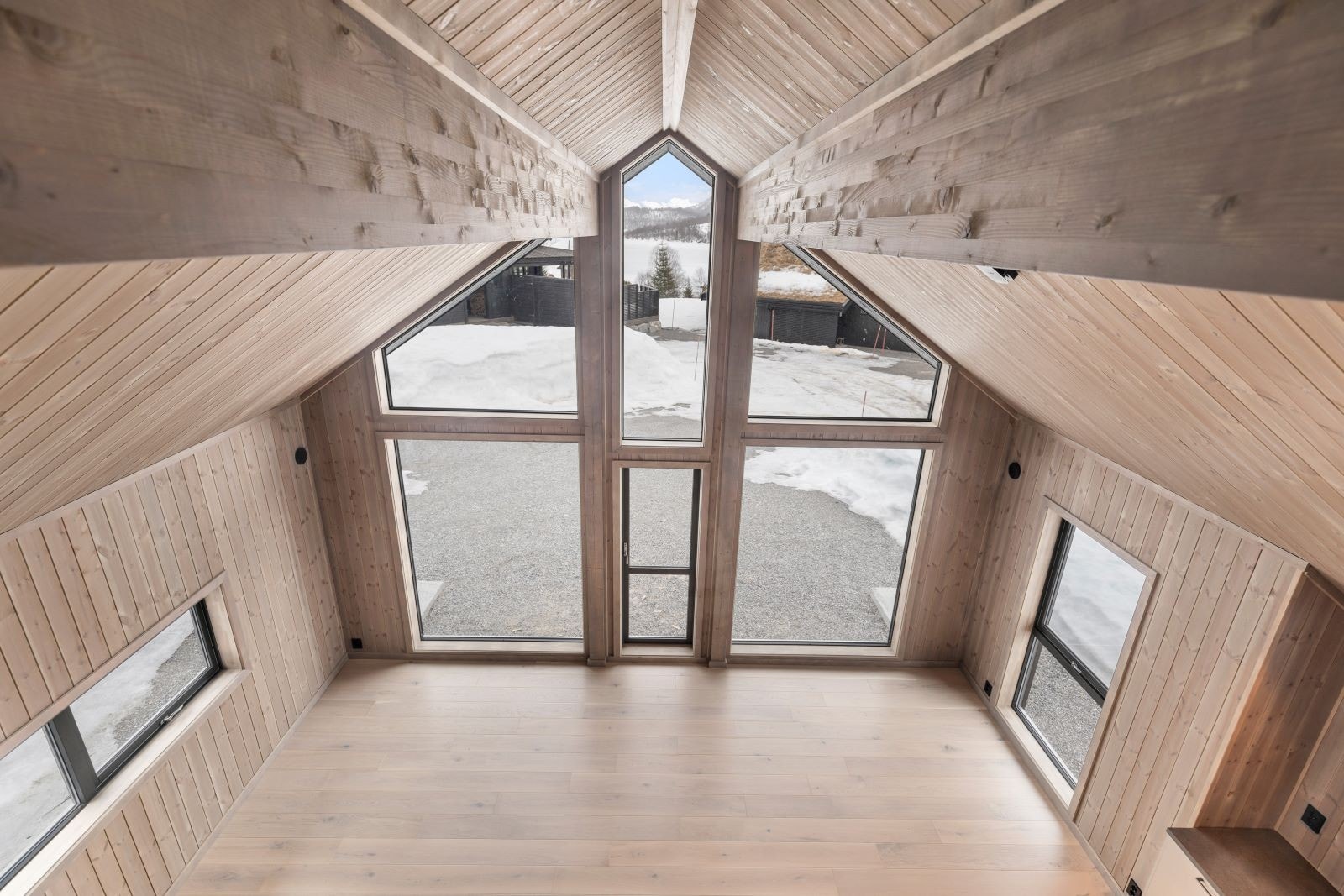 Overblikk fra hems til stue. Galleribilde