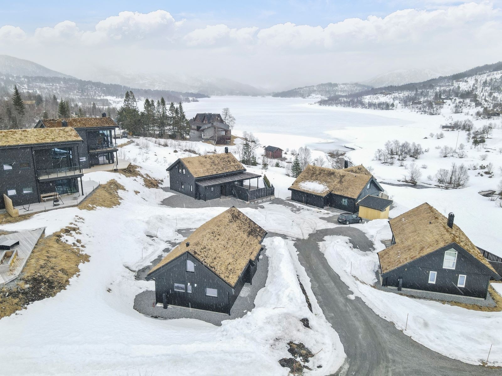 Flott beliggenhet ved Nysætervatnet, skiløype og skitrekk. Galleribilde