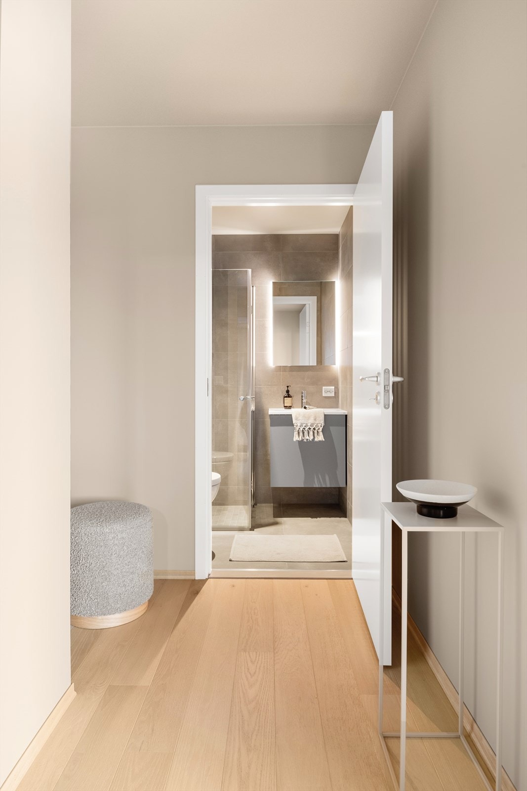 Plass til garderobe. Galleribilde