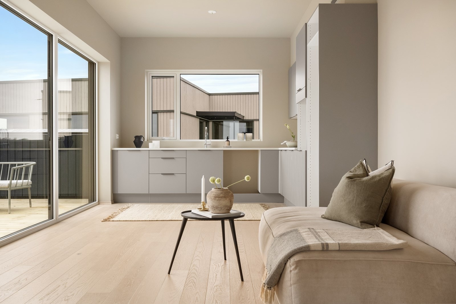 Plass til sittegruppe eller spisebord nærmere kjøkkenet. Galleribilde