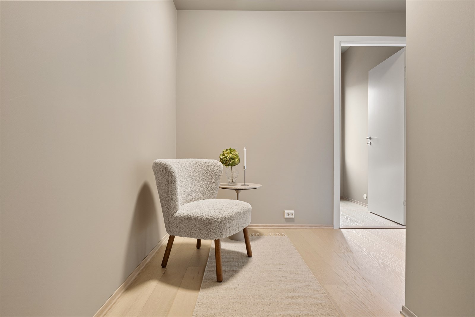 Romslig gang med plass til stor garderobe. Galleribilde