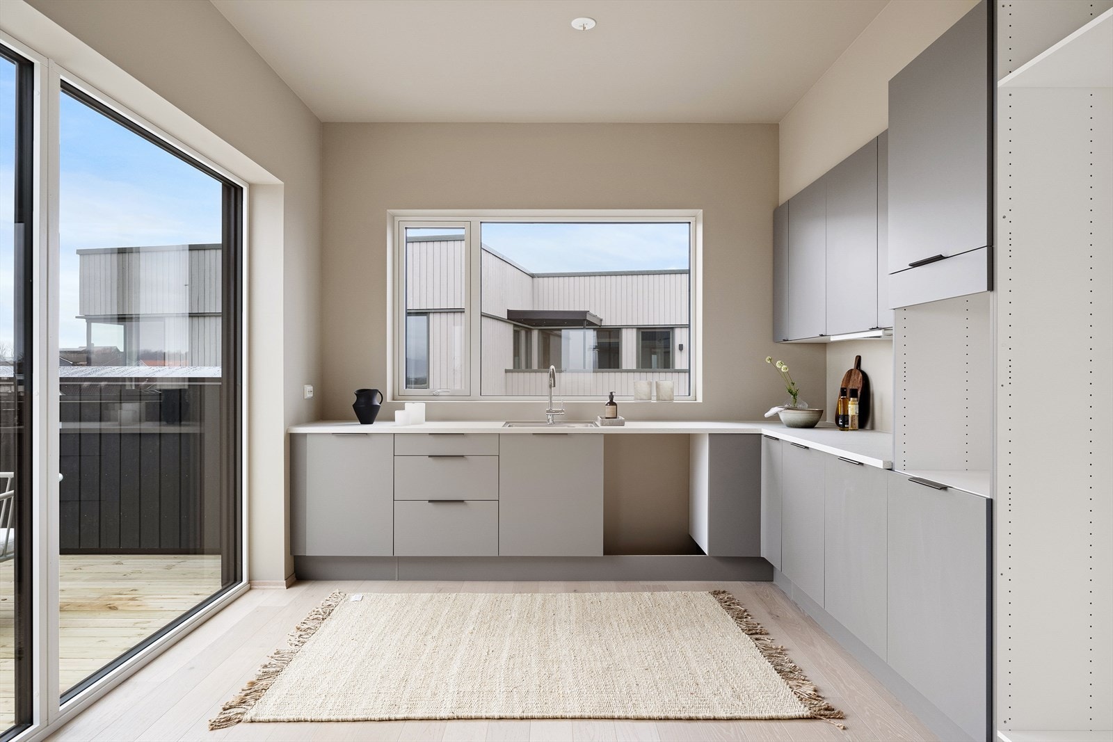 Kjøkken tilbaketrukket fra stuen og har en flott utforming. Stor plass til spisebord. Galleribilde