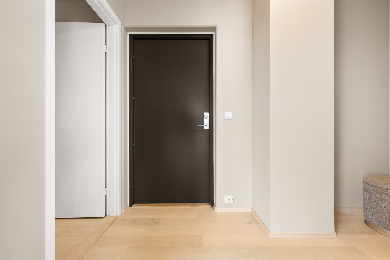 Videre i leiligheten kommer man til leilighetens 2 bad, 2 soverom og bod. Galleribilde