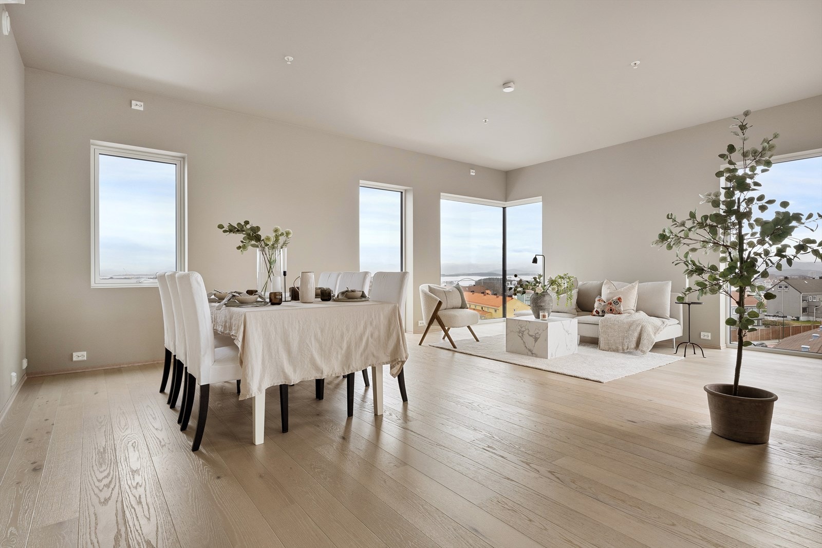 Romslig stue med spektakulær utsikt fra hjørnevindu. Galleribilde