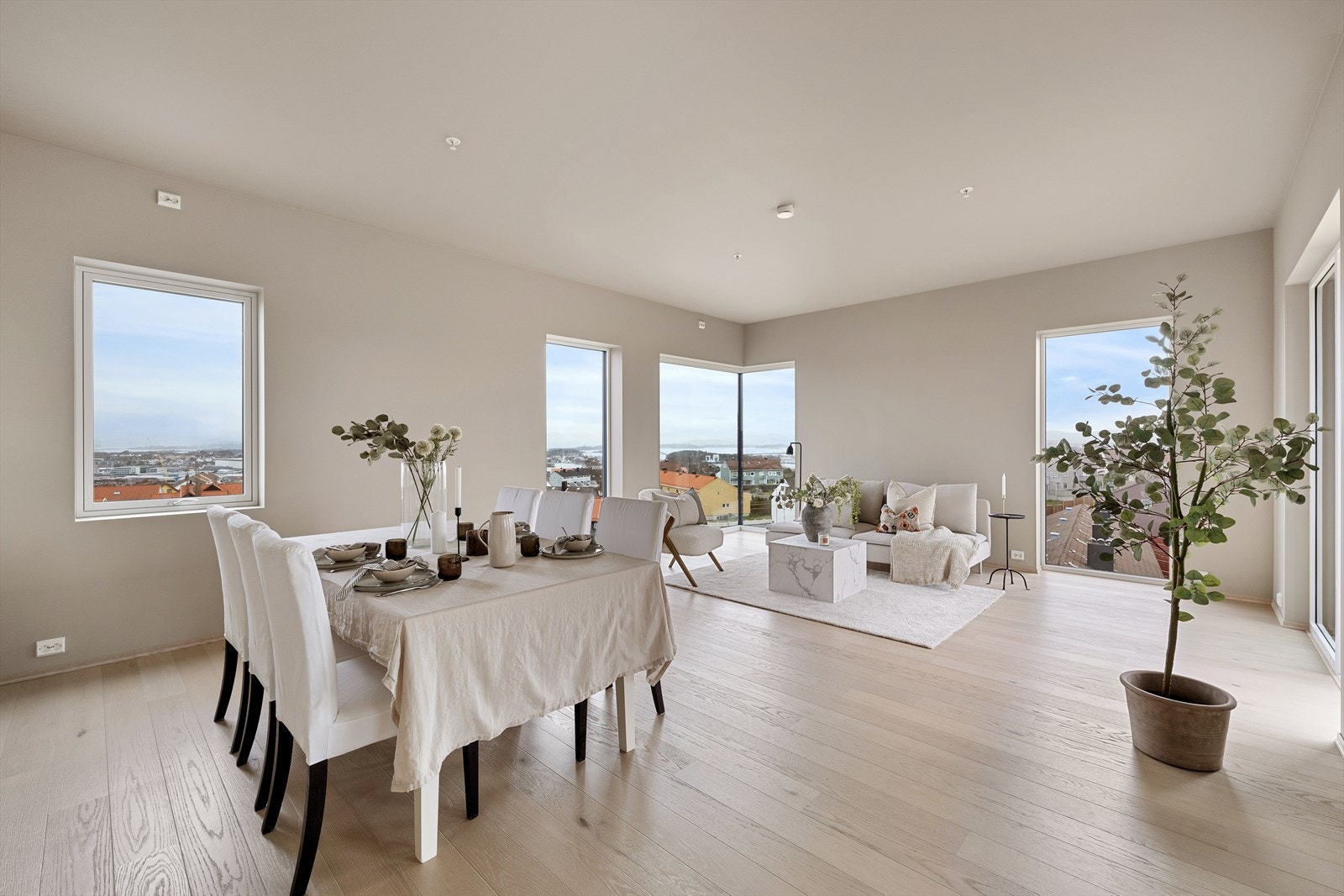 Stor stue med plass til både spisebord eller flere sittegrupper Galleribilde