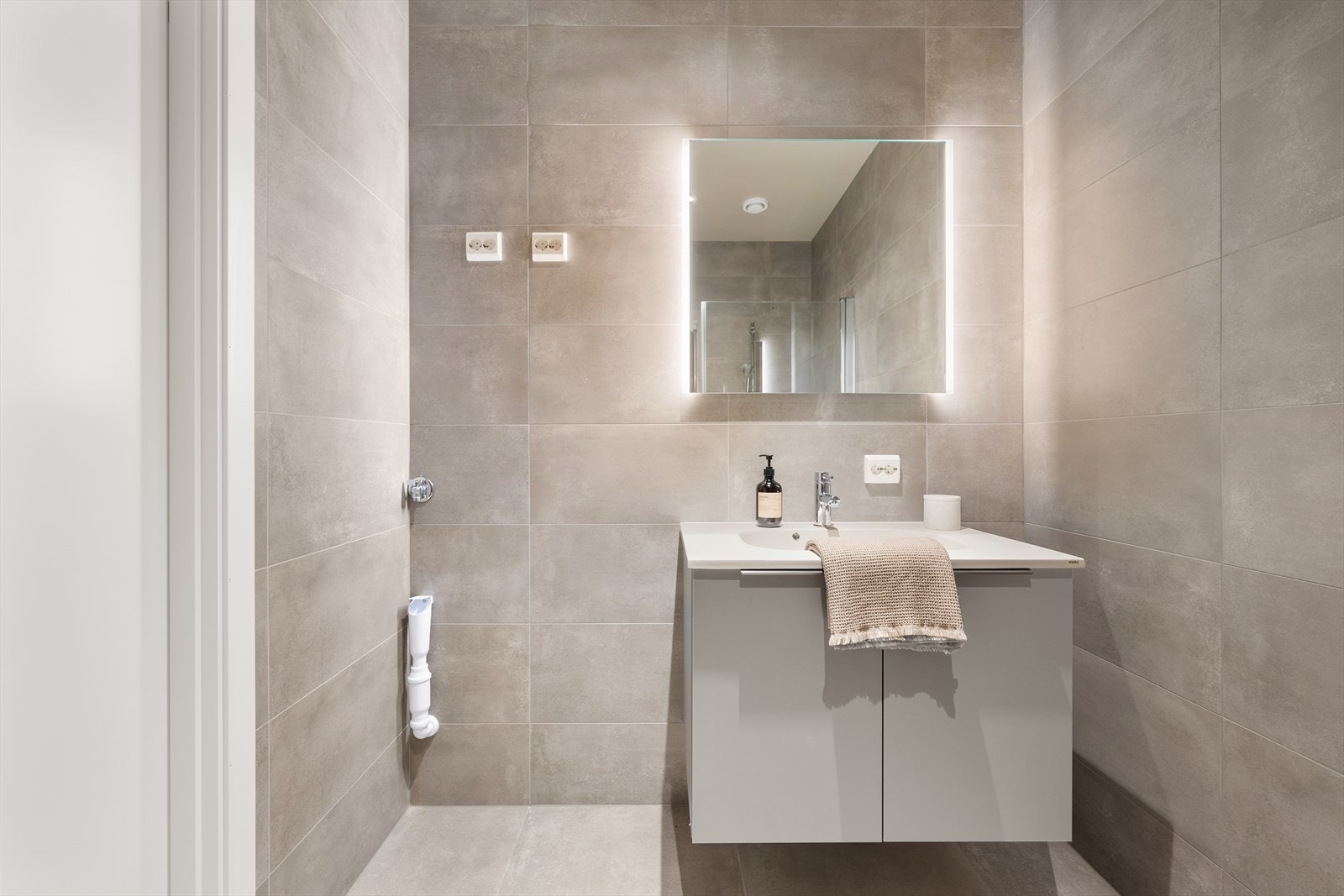 Opplegg for vaskemaskin og tørketrommel. Galleribilde