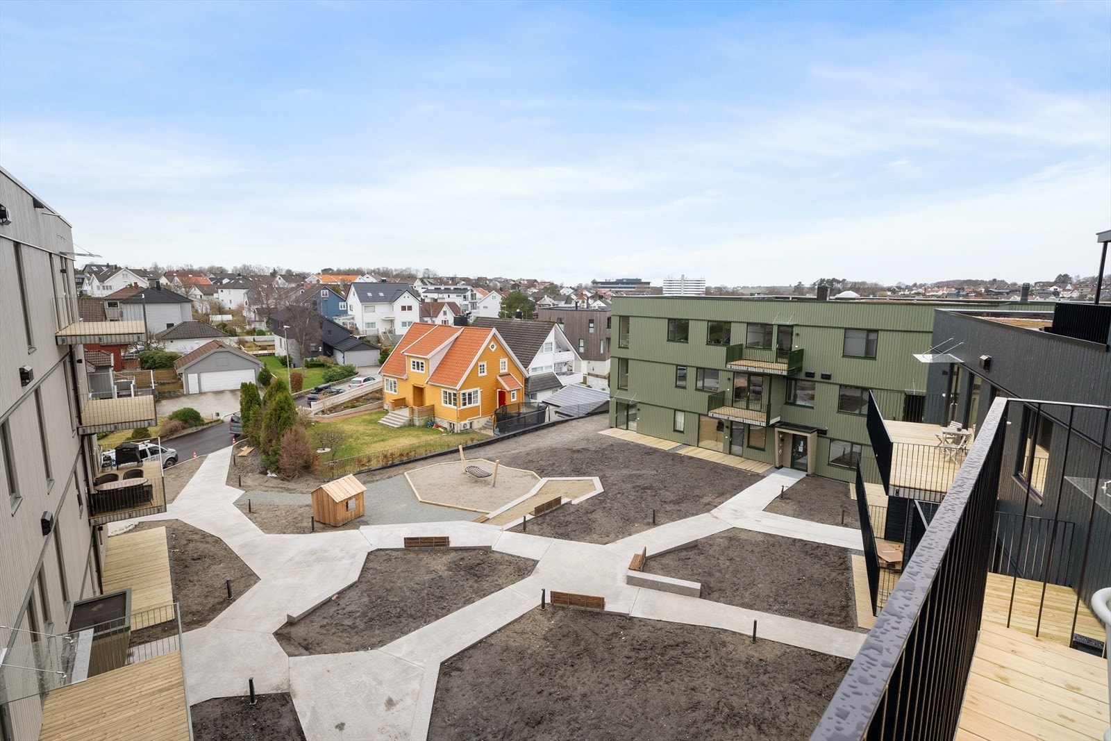 Vestvendt beliggenhet med ettermiddag og kveldssol. Galleribilde