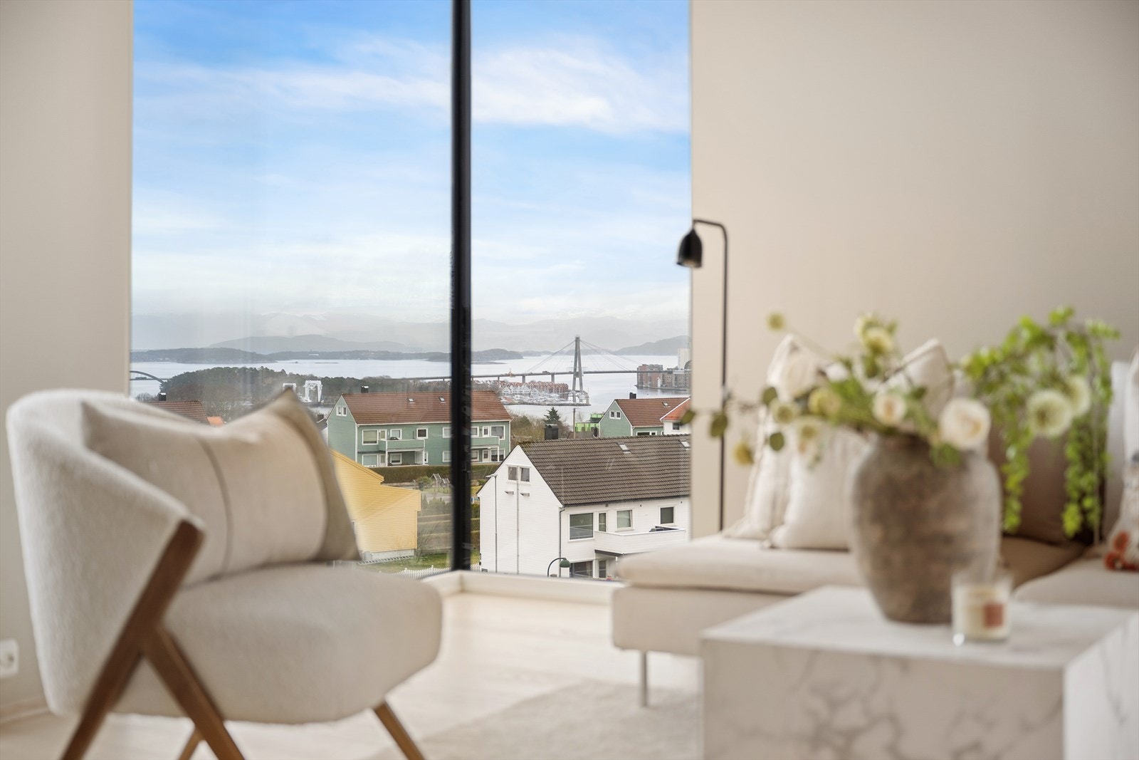 Her får man virkelig utsikten inn i stuen. Galleribilde