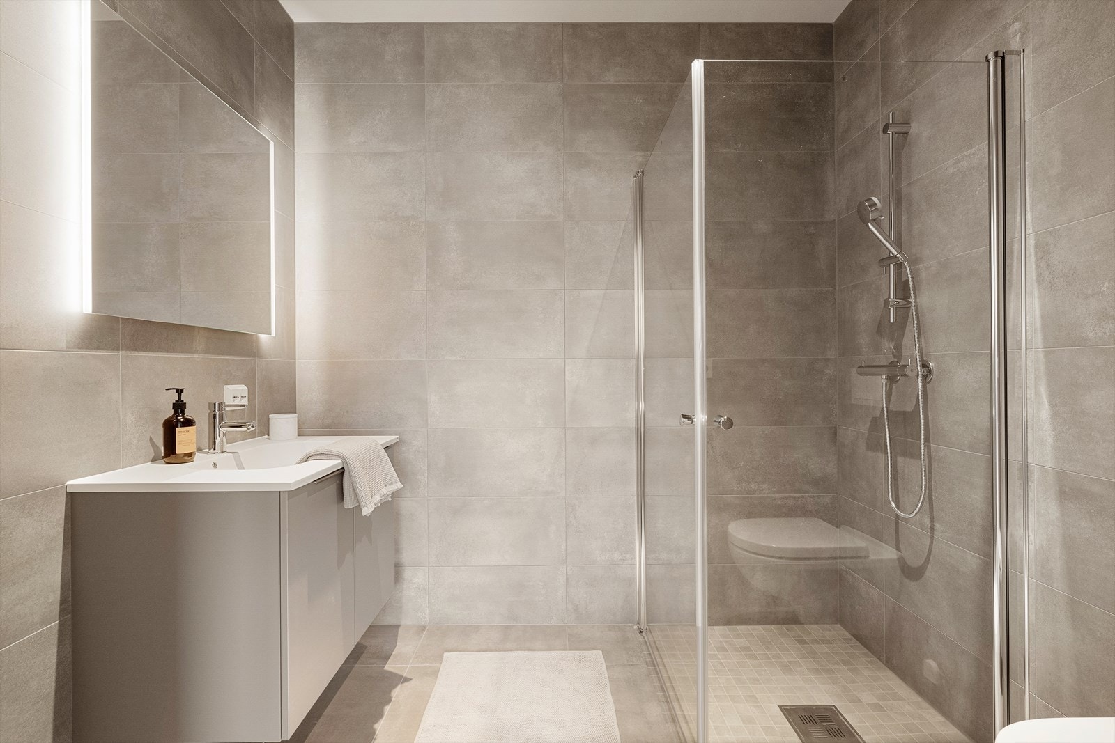 Badene leveres helfliset med servant, toalett og dusjhjørne. Galleribilde