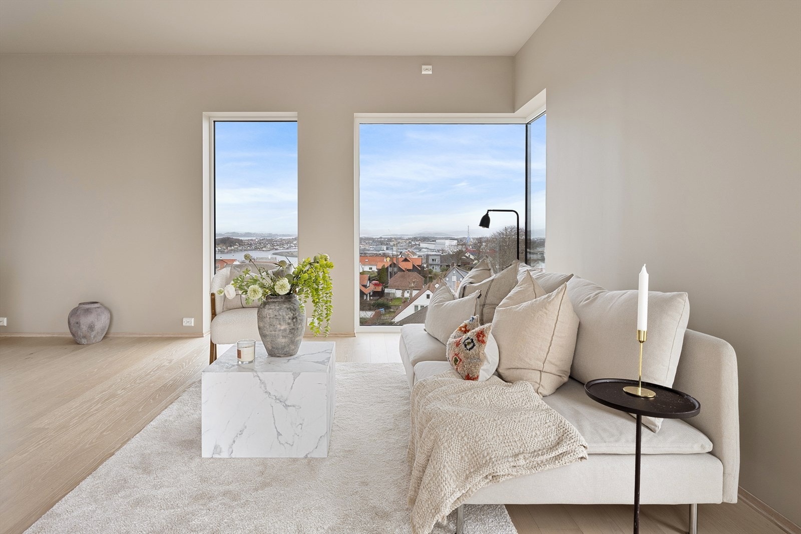 Hjørnevinduet er helt unikt og gir en flott og luftig følelse i stuen. Galleribilde