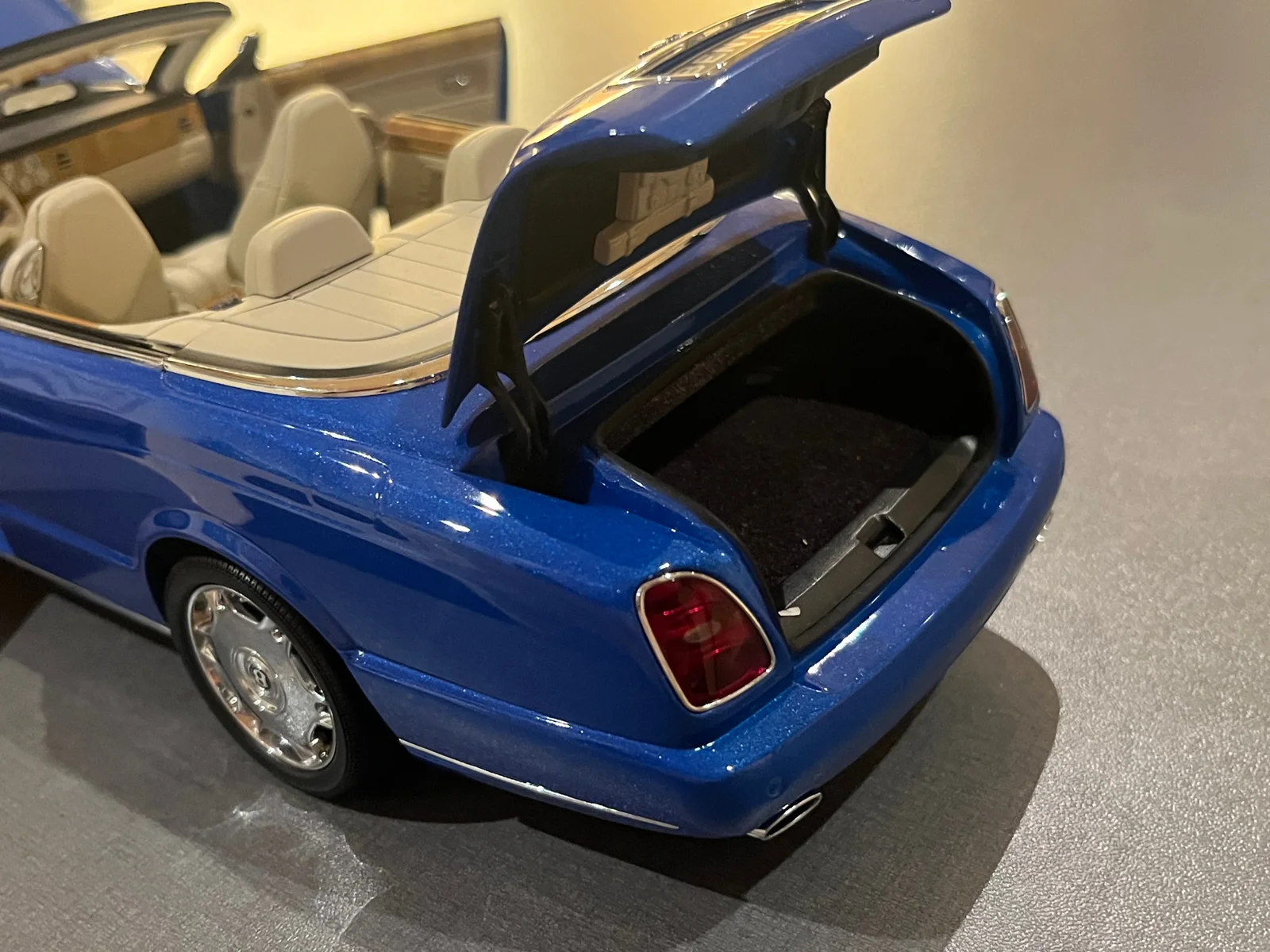 1/18 BENTLEY AZURE・2006/minichamps MINICHAMPS 100139501 Scale 1/18 | BENTLEY AZURE CABRIOLET