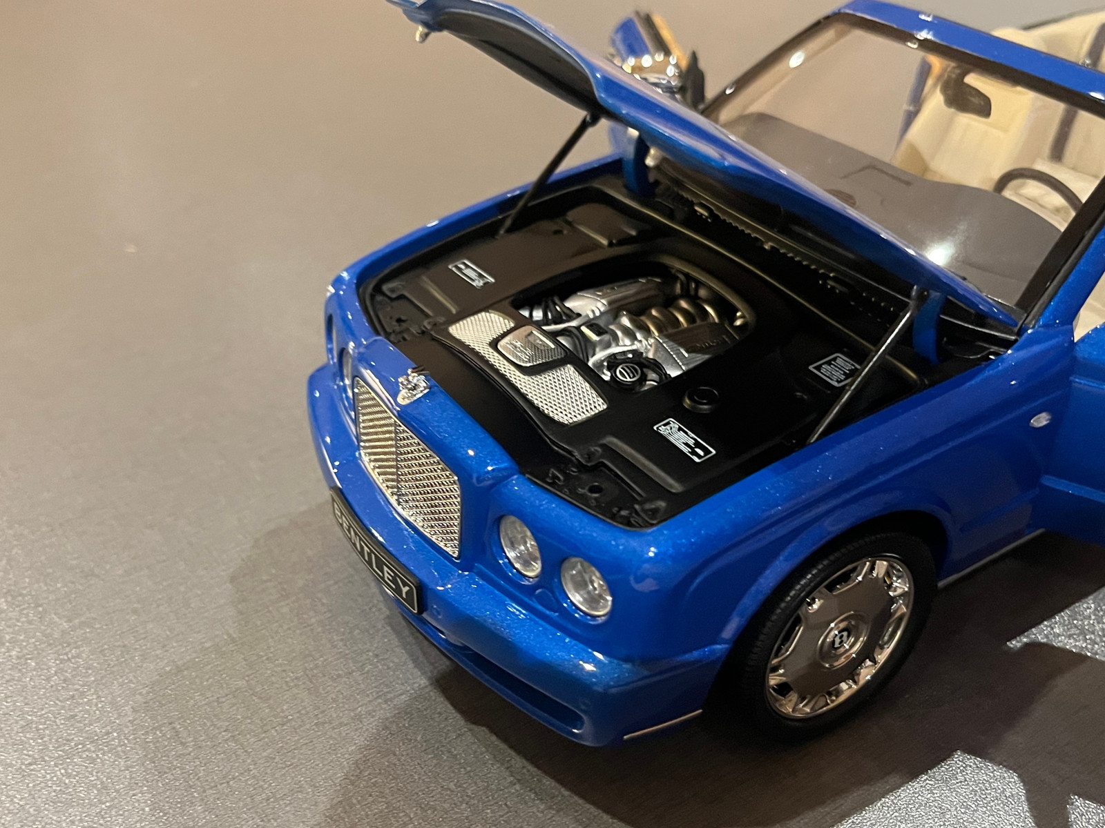 Minichamps 1:18 Bentley Azure 2006 | FINN-torget