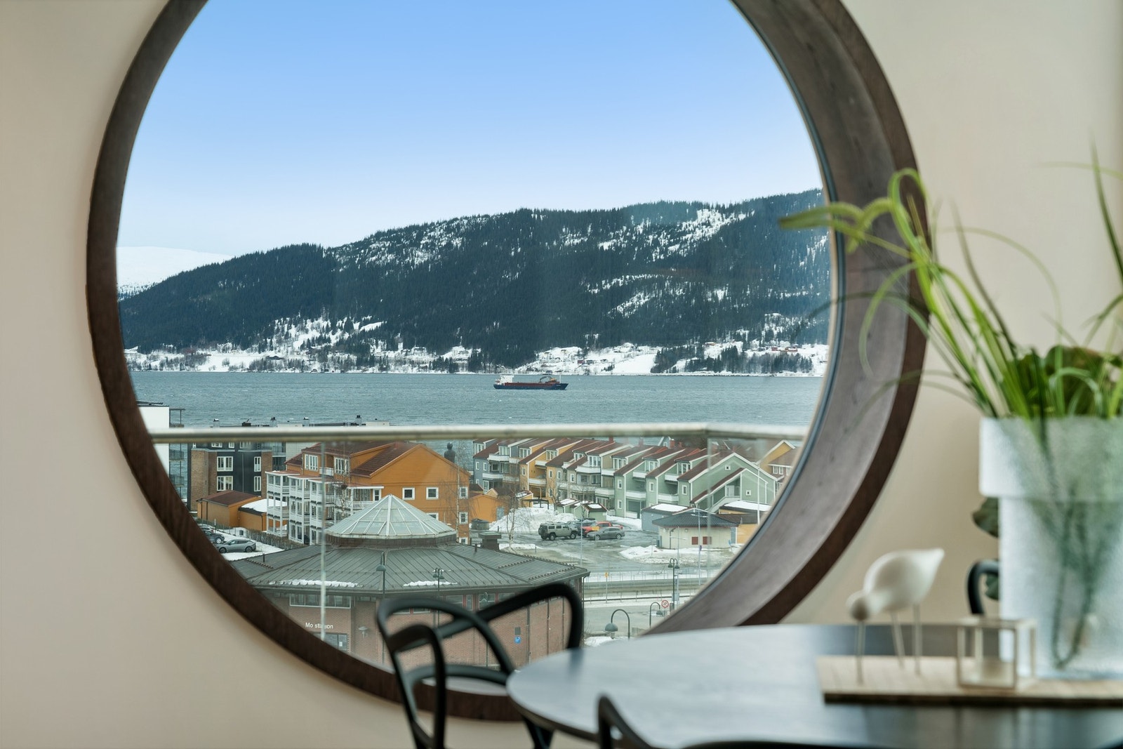 Fantastisk utsikt over fjell og fjord. Galleribilde