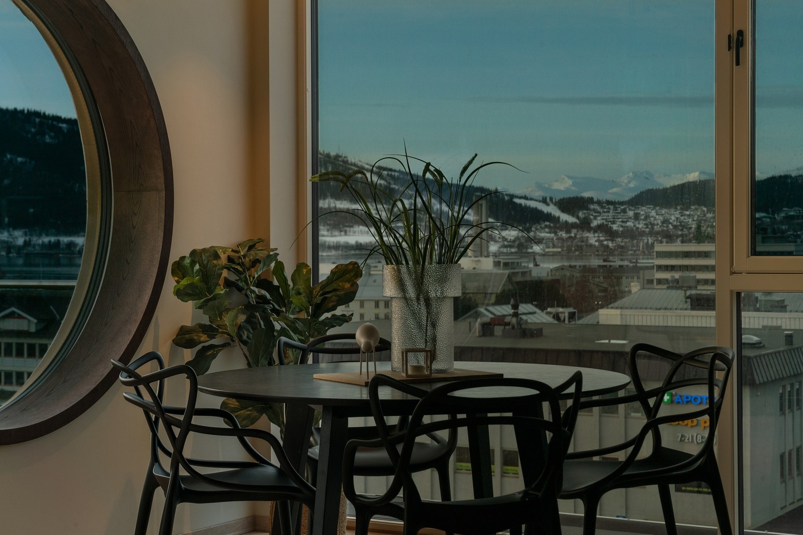 Fantastisk utsikt mot Ranfjorden og Båsmofjellet. Galleribilde