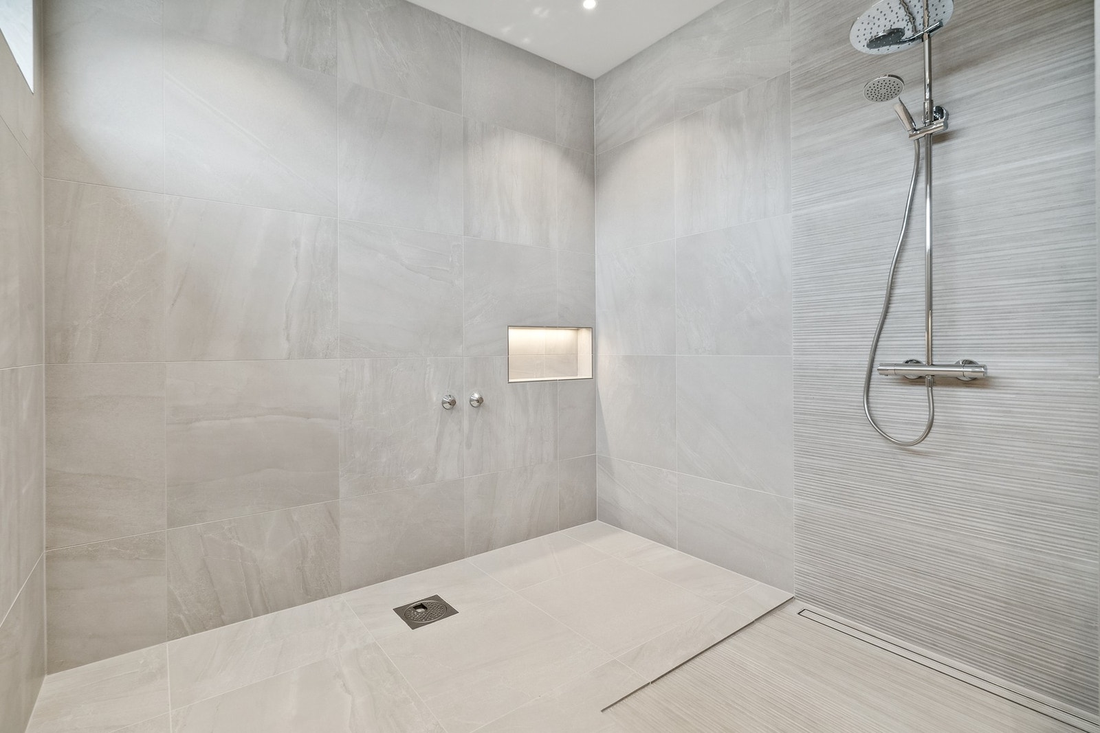 Badet har egen dusj-sone med mulighet for å installere et badekar. Galleribilde