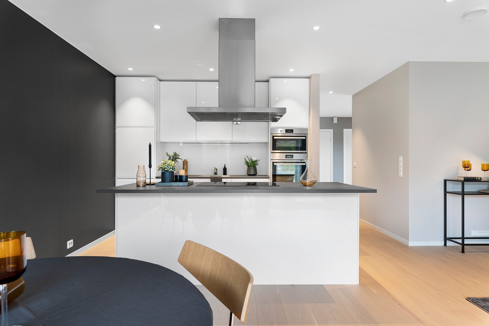 Kjøkkenløsning m/ kjøkkenøy tilsvarende løsning som er medtatt i leveranse Galleribilde