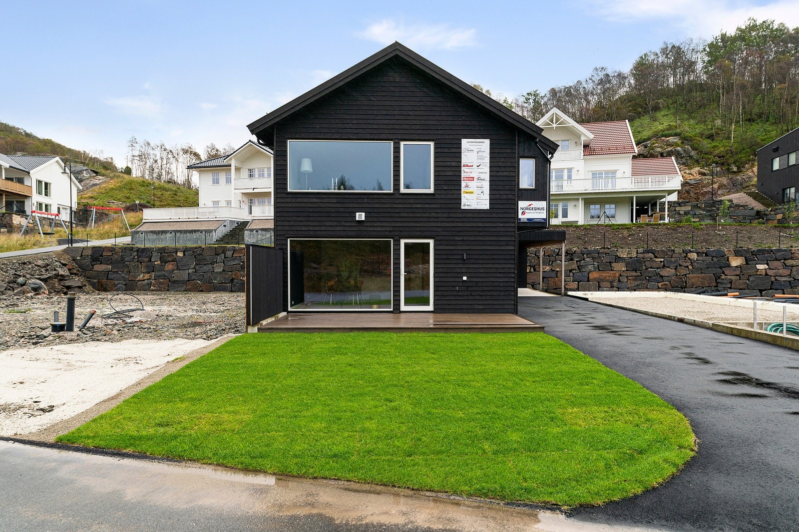 Ferdigbygget lik bolig på nabotomt. (Hunnadalen16) Galleribilde