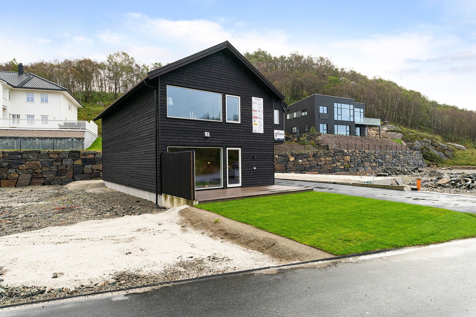 Ferdigbygget lik bolig på nabotomt. (Hunnadalen16) Galleribilde