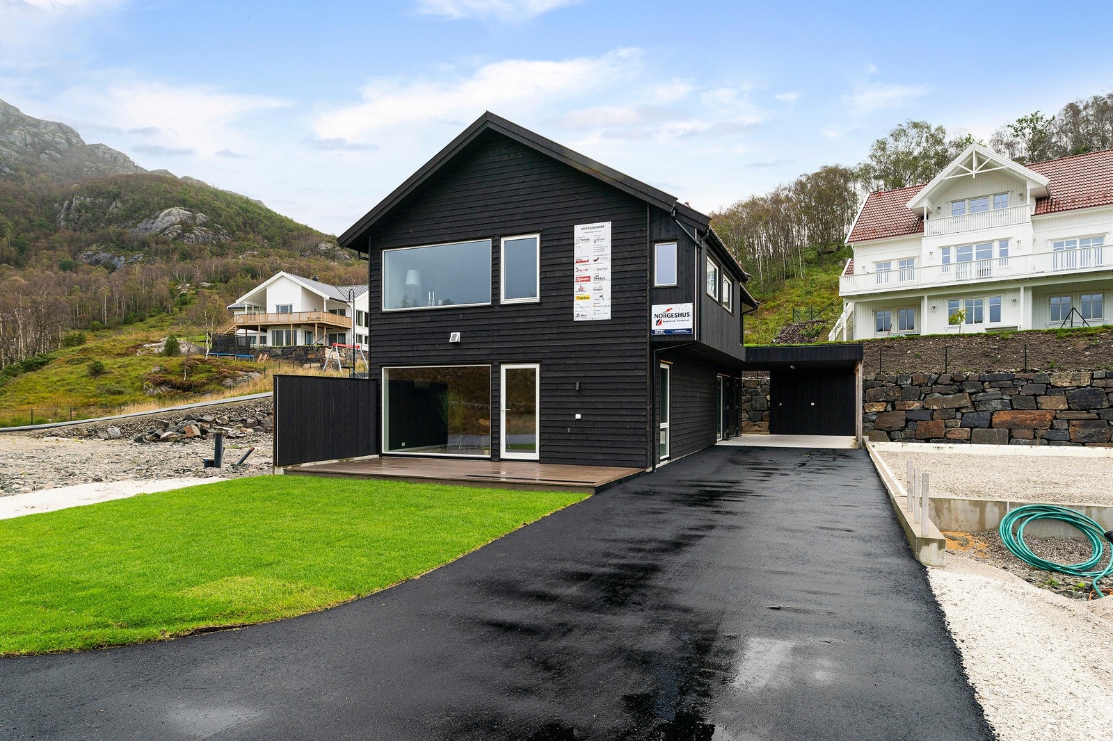 Ferdigbygget lik bolig på nabotomt.(Hunnadalen16) Galleribilde