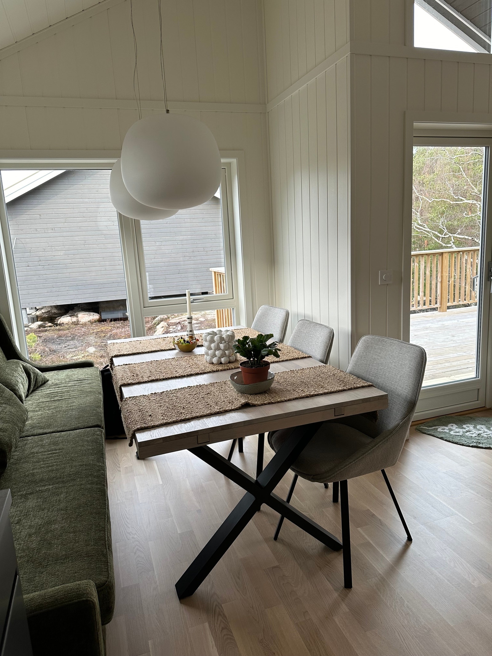 Spiseplass på kjøkken sett fra kjøkken. Galleribilde