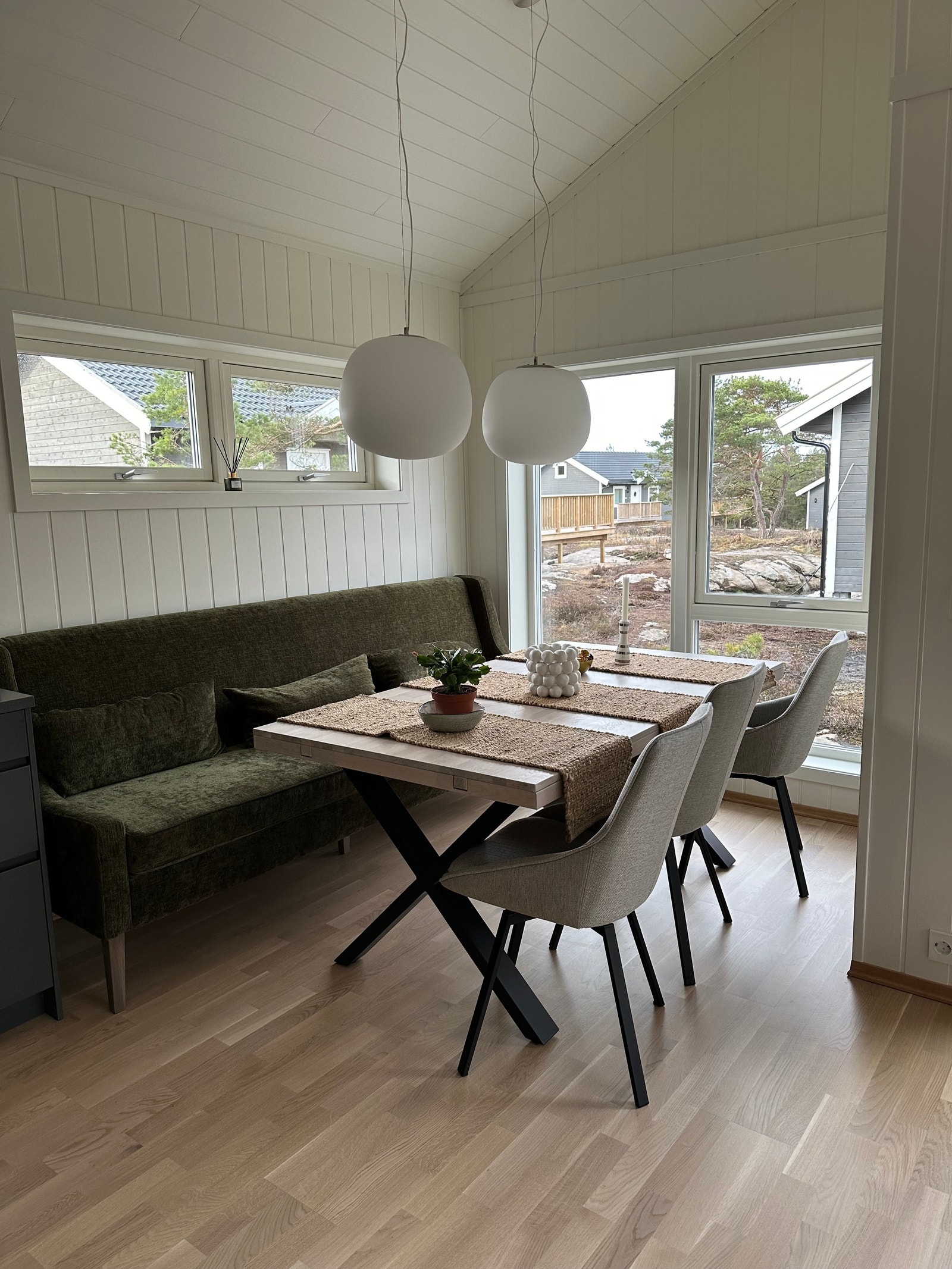 Spiseplass på kjøkken sett fra gang/stue. Galleribilde