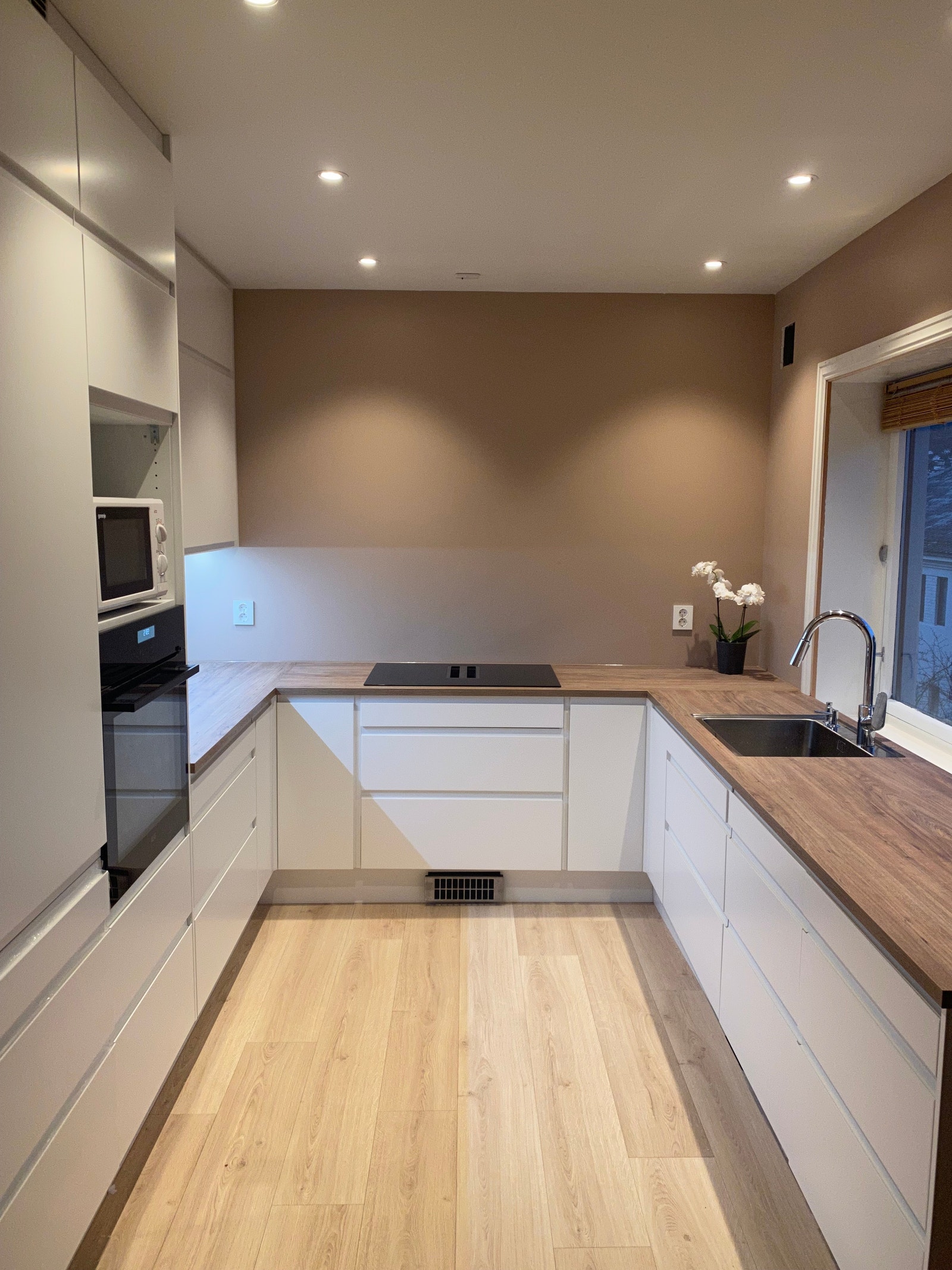 Godt utstyrt og nyoppusset kjøkken, med kjøleskap, mikrobølgeovn, komfyr, oppvasksmaskin, kjøkkenmaskin mm. Galleribilde