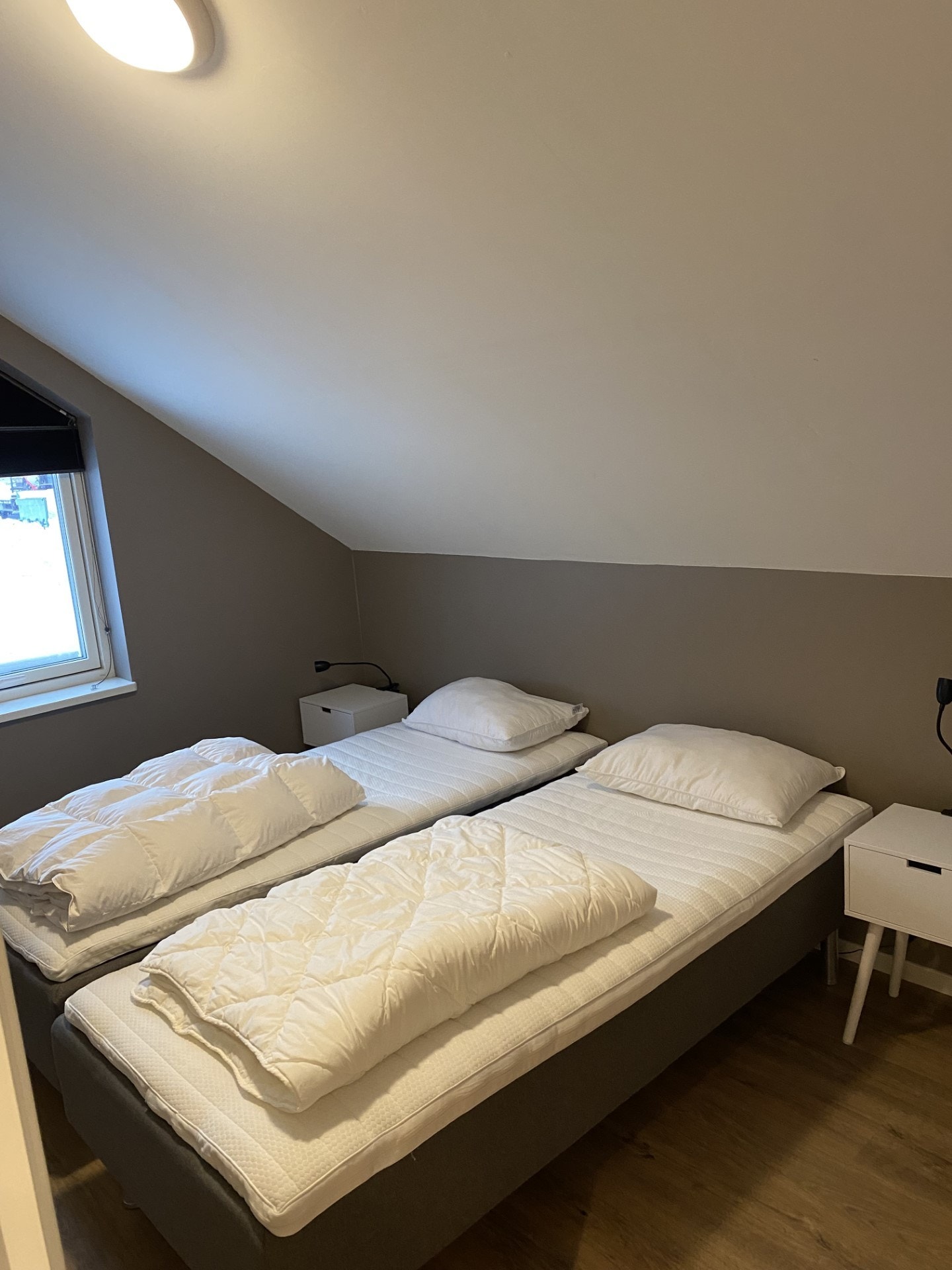 Soverom 2, 2 etasje med 2 enkeltsenger som kan organiseres som enkeltsenger eller dobbeltseng Galleribilde