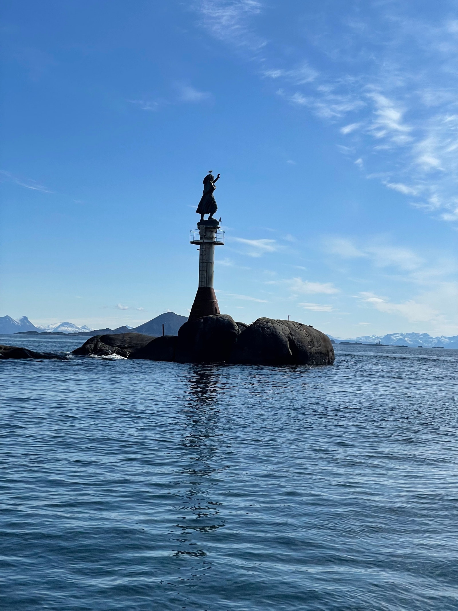 Svolværkona ved innfart til Svolvær Galleribilde