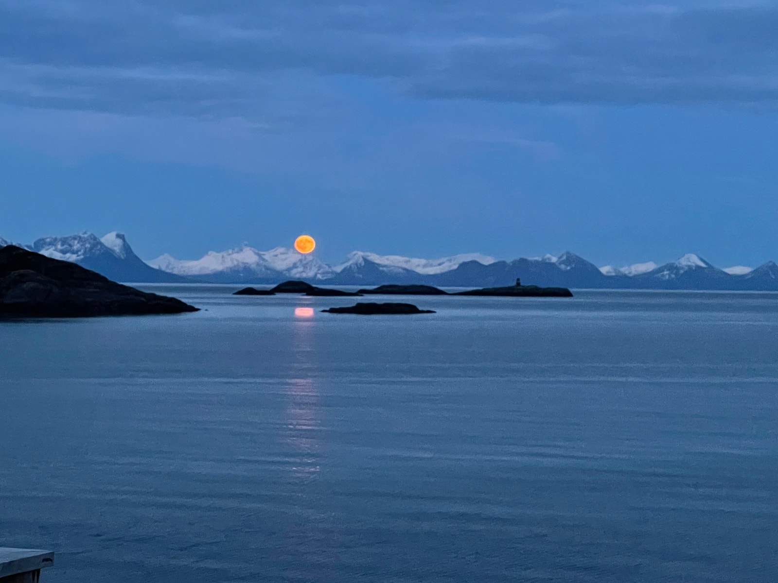 Flott utsikt fra terassen med måneoppgang over Steigen Galleribilde
