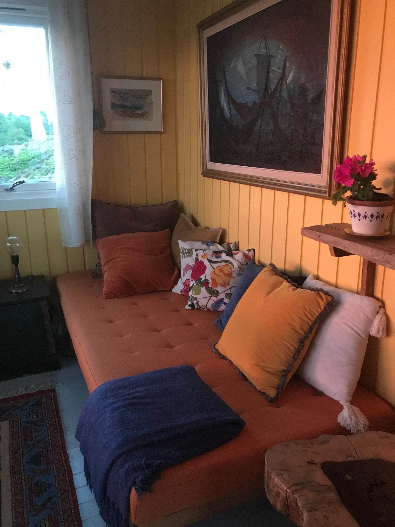 Liten stue med sovemuligheter Galleribilde