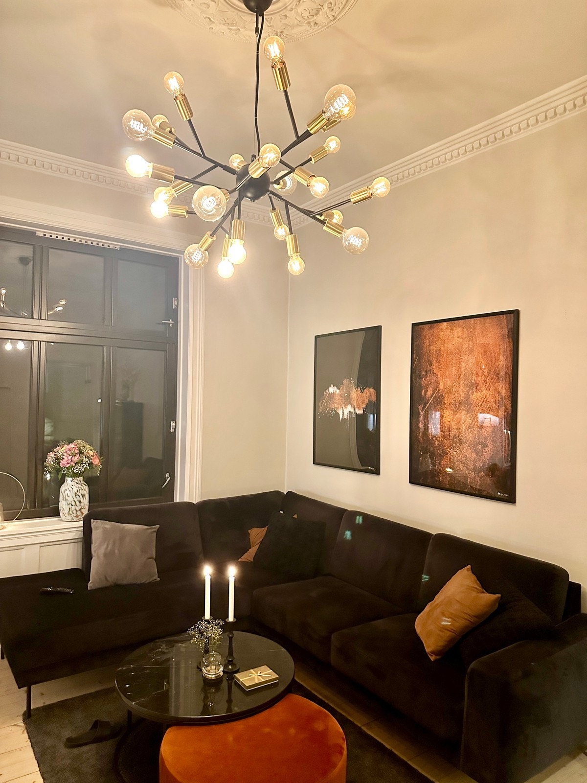 Leiligheten har stukkatur i alle rom bortsettfra inngang og bad. Galleribilde