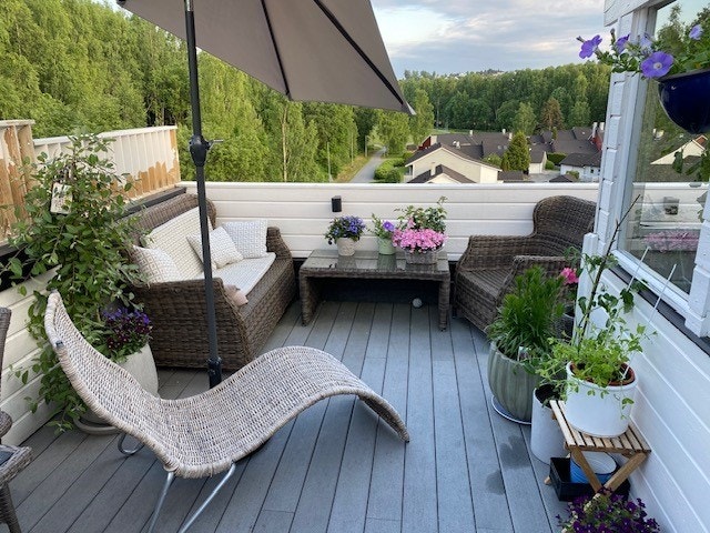 luftig terrasse med utsikt og lukket utestue Galleribilde