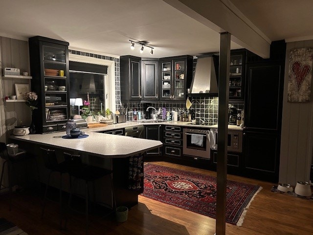 Åpen kjøkkenløsning, godt med skap. Her er mikroovn, integrert kjøleskap og fryser, oppvaskmaskin Galleribilde