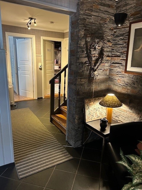 Stor entre med inngang til 4 rom, bad og separat wc, lite vaskerom, trapp opp til stue og kjøkken Galleribilde