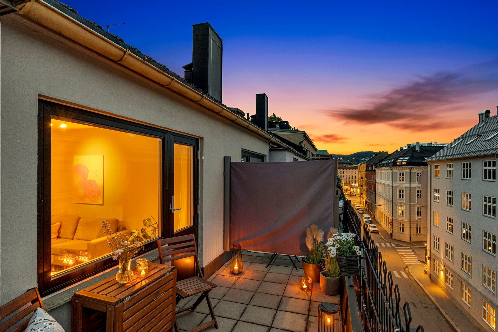 Terrasse fremside med grill og morgensol Galleribilde