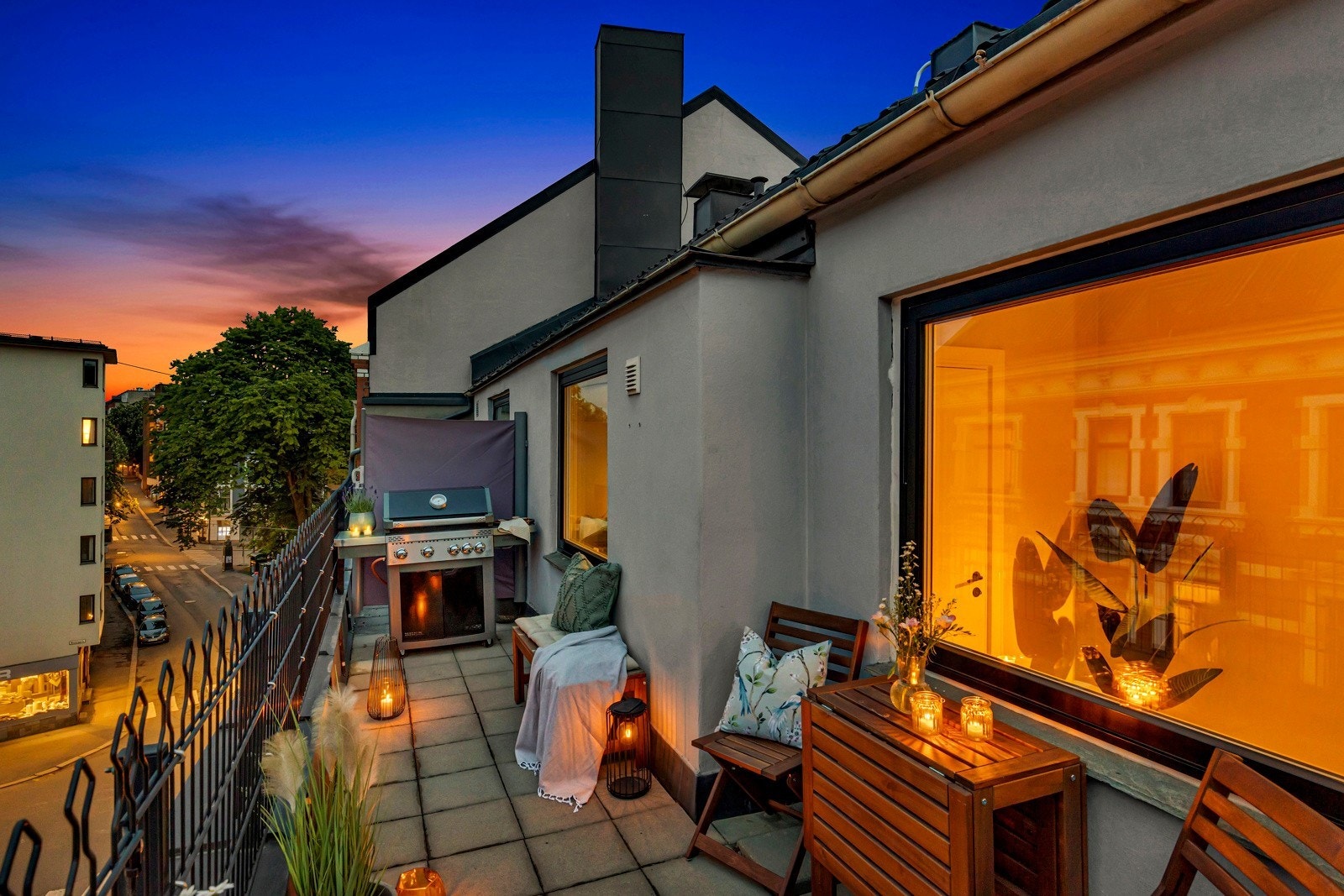 Terrasse fremside med grill og morgensol Galleribilde
