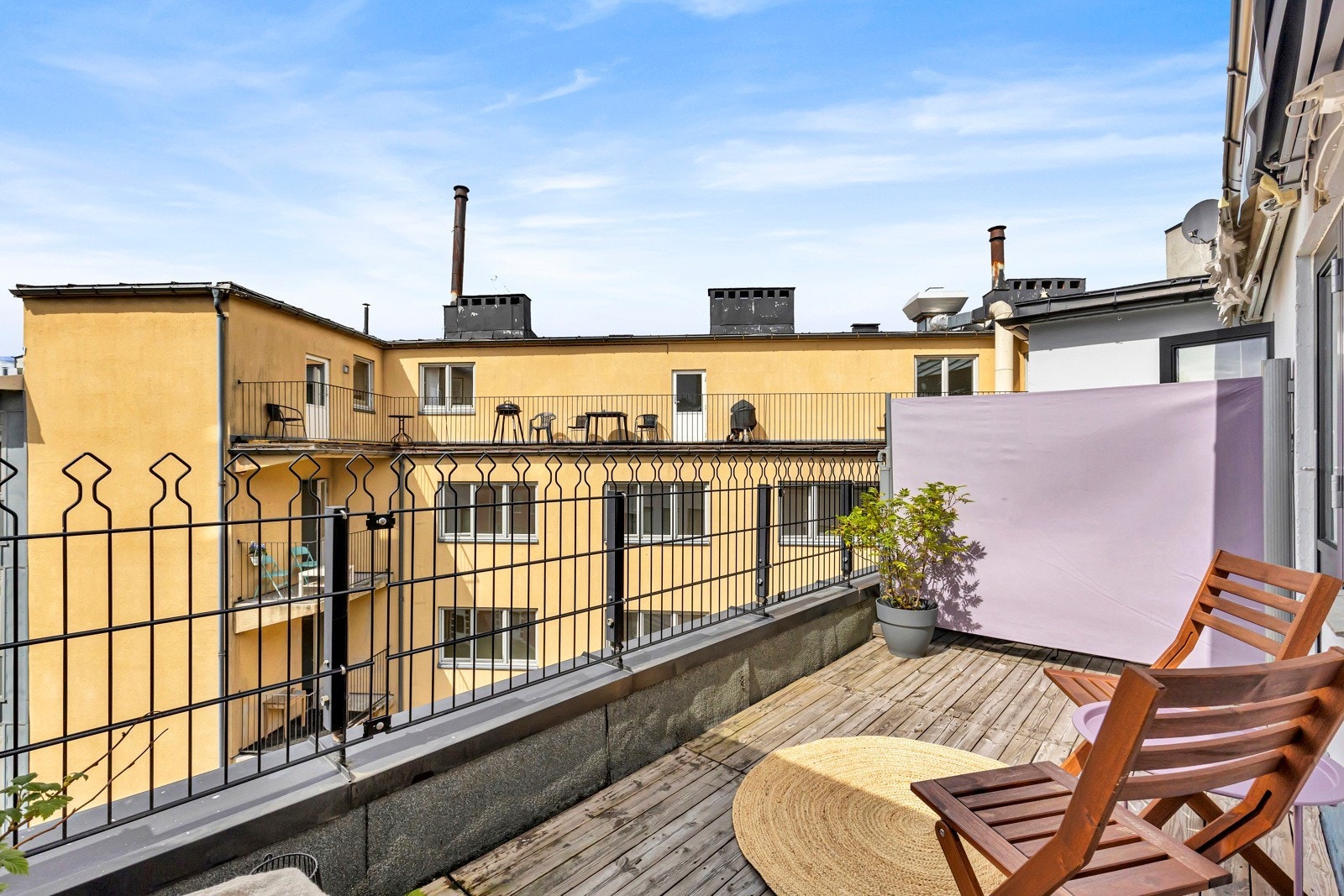 Terrasse mot bakgård, sol fra 10 til 20 Galleribilde
