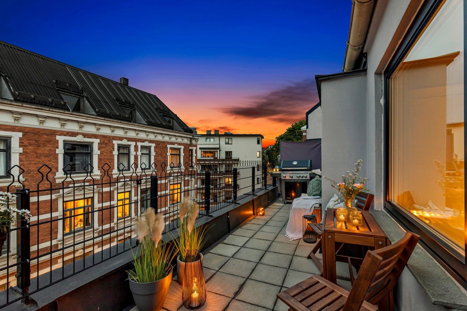 Terrasse fremside med grill og morgensol Galleribilde