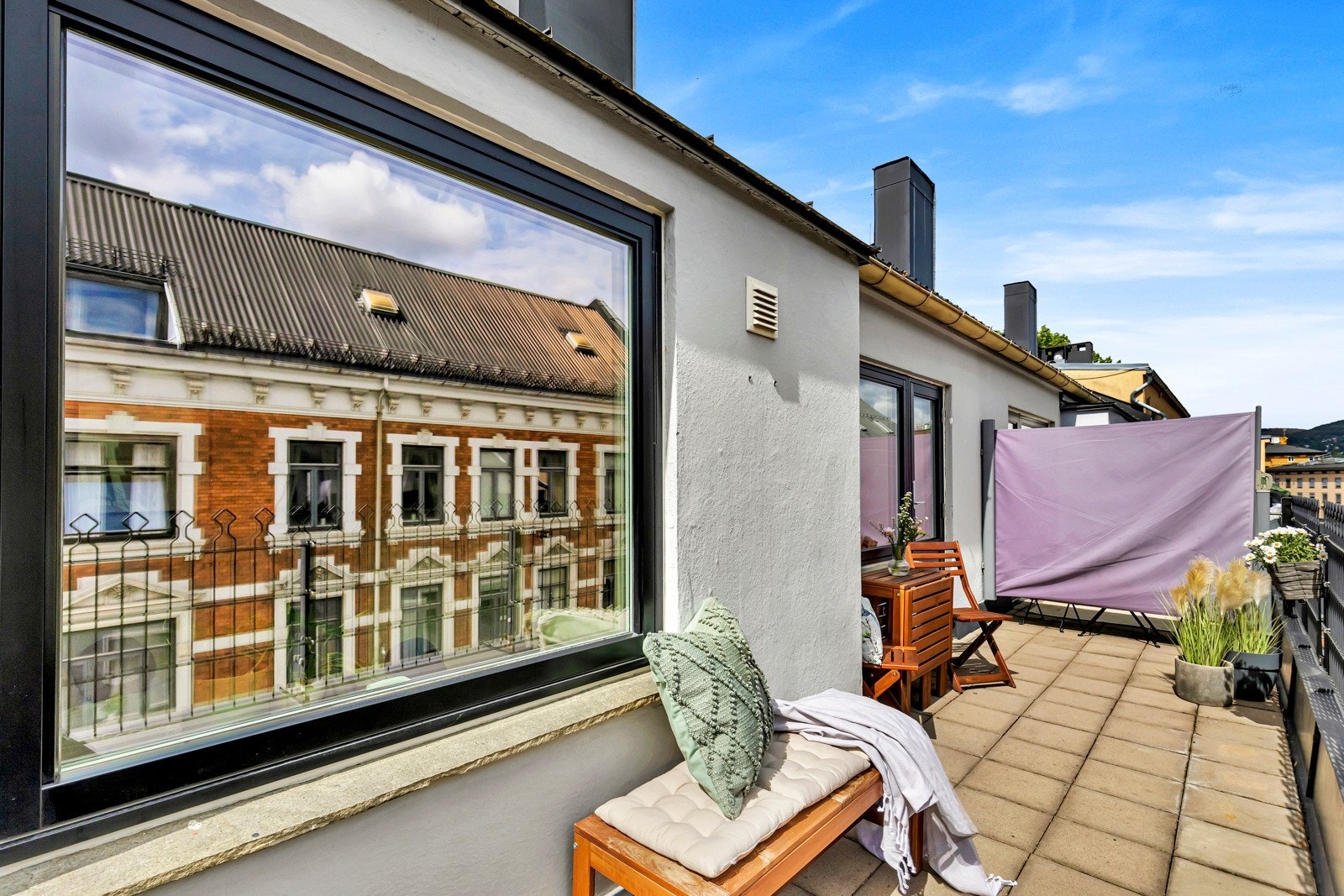 Terrasse fremside med grill og morgensol Galleribilde