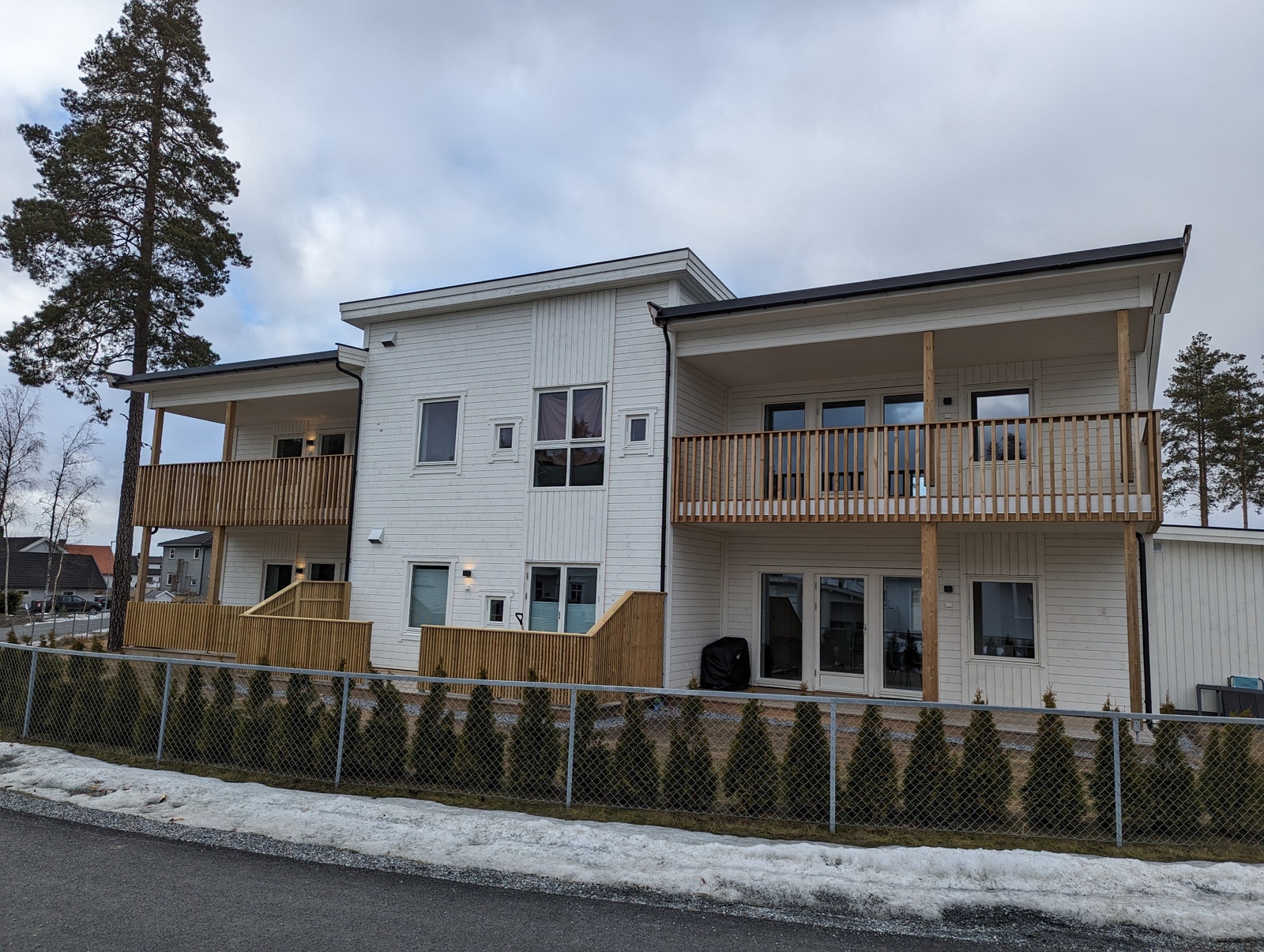 Fasade mot syd nr 17, andre etasje høyre side er ledig Galleribilde