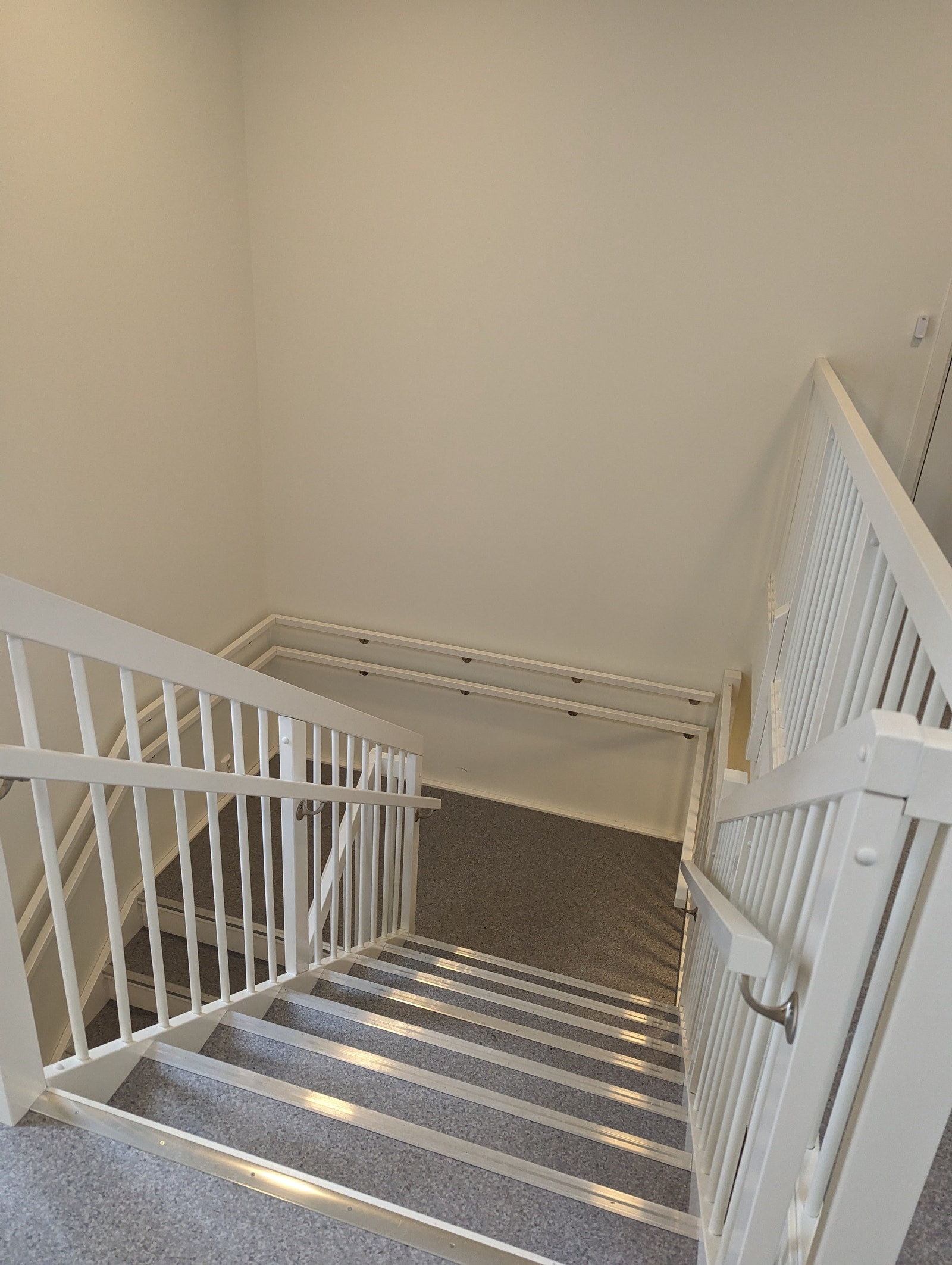 Felles trapp til andre etasje. Tre leiligheter i hver etasje, innvendig, felles entre Galleribilde